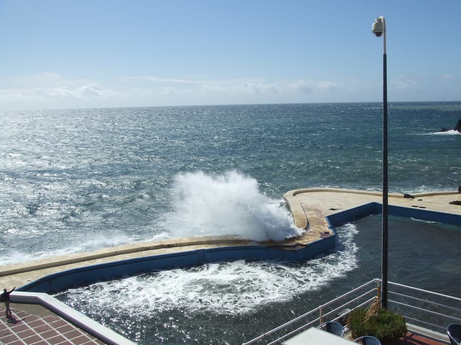 The Lido coast — photo by <<graham>>, CC BY 2.0, via Wikimedia Commons